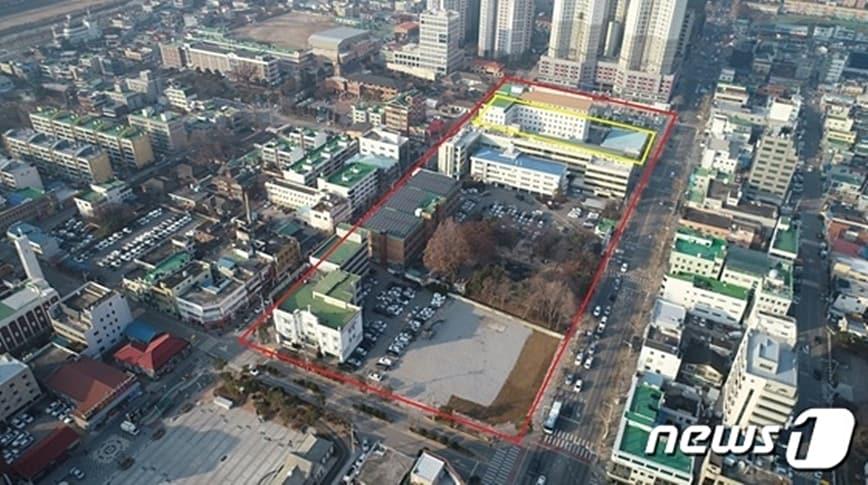 본문 이미지 -  청주시청 신청사 건립 부지(빨간 선) 내 무단 점유 중인 청주병원(노란 선). / 뉴스1