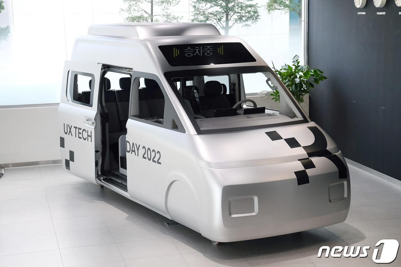 현대차그룹이 지난 16일 서울 서초구 서초동 ‘UX 스튜디오 서울’에서 개발중인 PBV 테스트 벅(Test Buck) 등 PBV UX(User Experience, 사용자 경험) 개발 방향성을 담은 결과물을 공개하고, PBV 미래 UX개발 방향성과 기술 개발 성과를 공유했다. 사진은 UX 스튜디오에 전시된 ‘PBV 엔지니어링 벅’의 외장 모습. (현대자동차그룹 제공) 2022.9.18/뉴스1