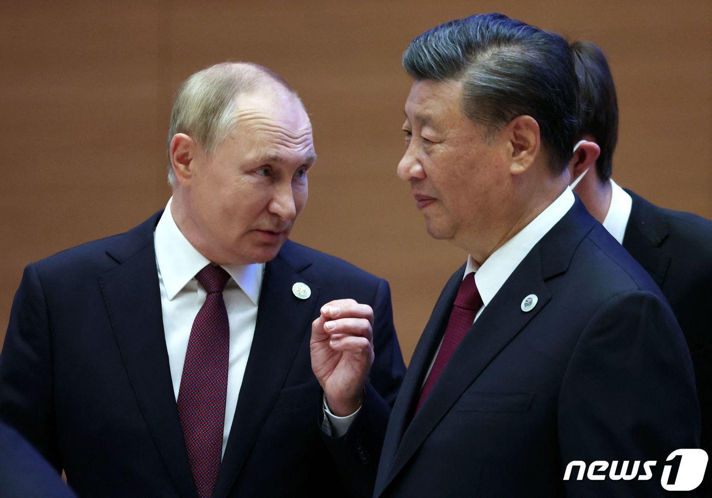 본문 이미지 - 블라디미르 푸틴 러시아 대통령과 시진핑 중국 국가 주석이 16일(현지시간) 우즈베키스탄 사마르칸트에서 열린 상하이 협력기구(SCO) 정상회의 중 얘기를 하고 있다. ⓒ AFP=뉴스1 ⓒ News1 우동명 기자