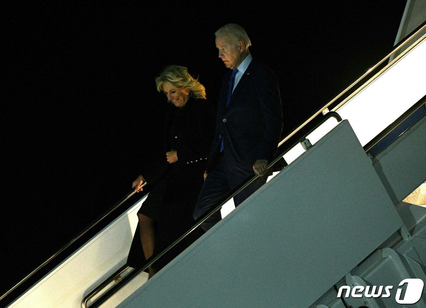 본문 이미지 - 조 바이든 미국 대통령과 부인 질 바이든 여사가 17일&#40;현지시간&#41; 밤 영국 런던 스탠스테드 공항에 도착하고 있다. 바이든 대통령은 19일 열리는 엘리자베스 2세 영국 여왕 장례식에 참석한다. ⓒ AFP=뉴스1