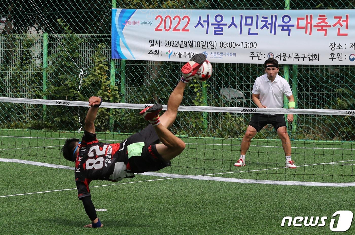 본문 이미지 - 18일 오전 서울 송파구 잠실종합운동장 일원에서 열린 '2022 서울시민체육대축전'에서 족구 동호회원들이 경기에 임하고 있다. 2022.9.18/뉴스1 ⓒ News1 구윤성 기자