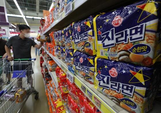본문 이미지 - 서울의 한 대형마트에서 시민들이 라면을 살펴보고 있다. 2022.9.18/뉴스1 ⓒ News1 신웅수 기자