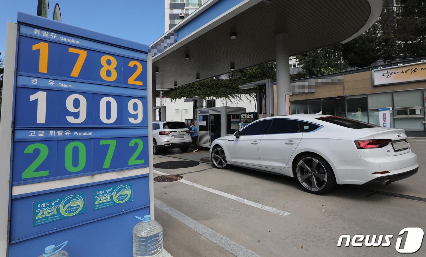 18일 서울시내 한 주유소에서 휘발유를 리터당 1782원에 경유를 1909원에 판매하고 있다/뉴스1 ⓒ News1 박세연 기자