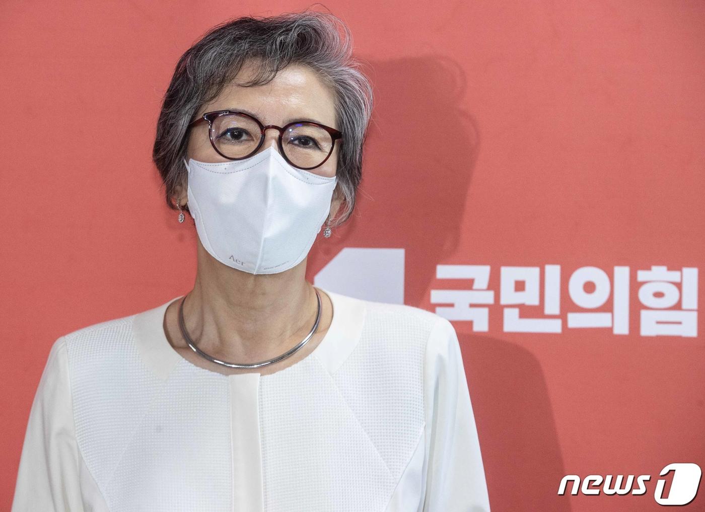 본문 이미지 - 이양희 국민의힘 윤리위원장이 지난 18일 오후 서울 여의도 국회에서 열린 이준석 전 국민의힘 대표 추가 징계여부 관련 긴급회의에 앞서 브리핑을 하고 있다. (공동취재) 2022.9.18/뉴스1 ⓒ News1 허경 기자