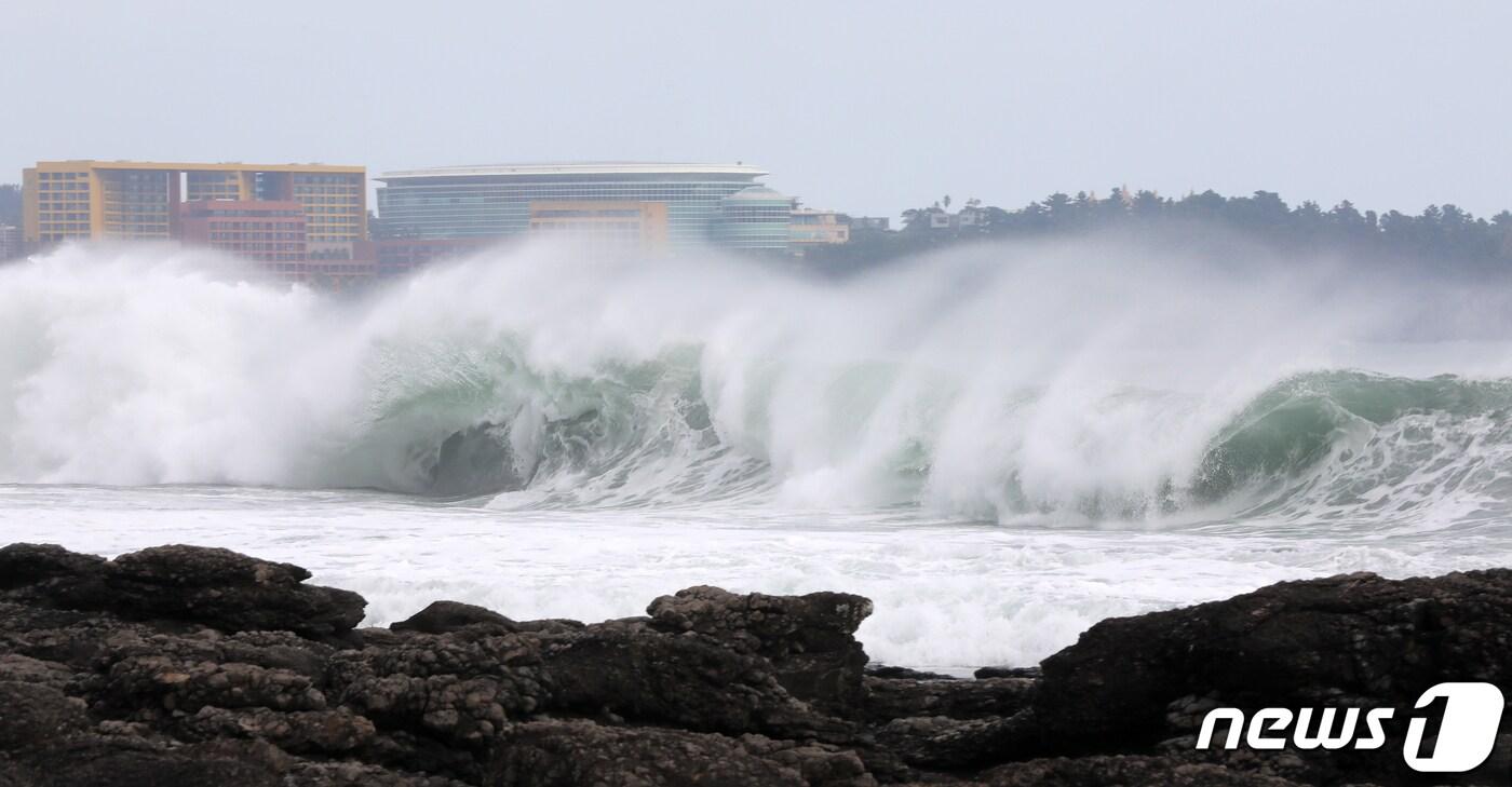 제14호 태풍 난마돌&#40;NANMADOL&#41;이 북상 중인 18일 오후 제주 서귀포시 하예동 해안에 거친 파도가 치고 있다.2022.9.18/뉴스1 ⓒ News1 오미란 기자