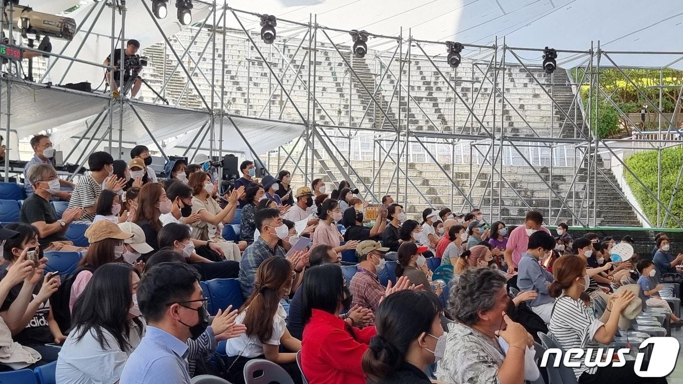 본문 이미지 - 18일 오후 3시 전북 전주시 덕진구 한국소리문화의전당 야외공연장에서 펼쳐진 전주세계소리축제 '서산박첨지놀이' 공연에서 관람객들이 박수갈채를 보내고 있다.2022.9.18/뉴스1 이지선기자