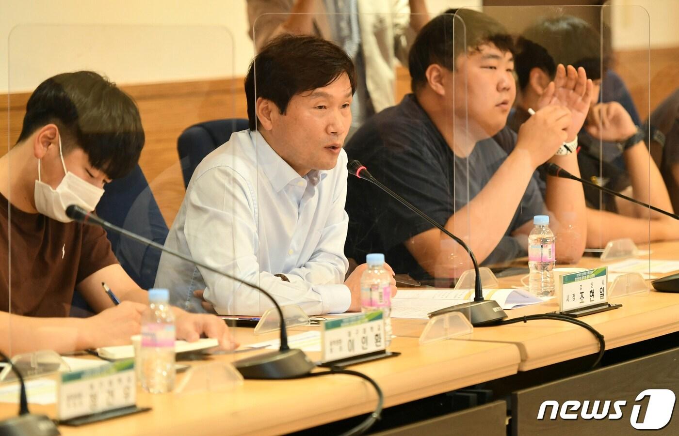 조현일 경산시장이 지역 대학생들과 소통간담회를 갖고 있다. &#40;경산시 제공&#41;2022.9.18/뉴스1