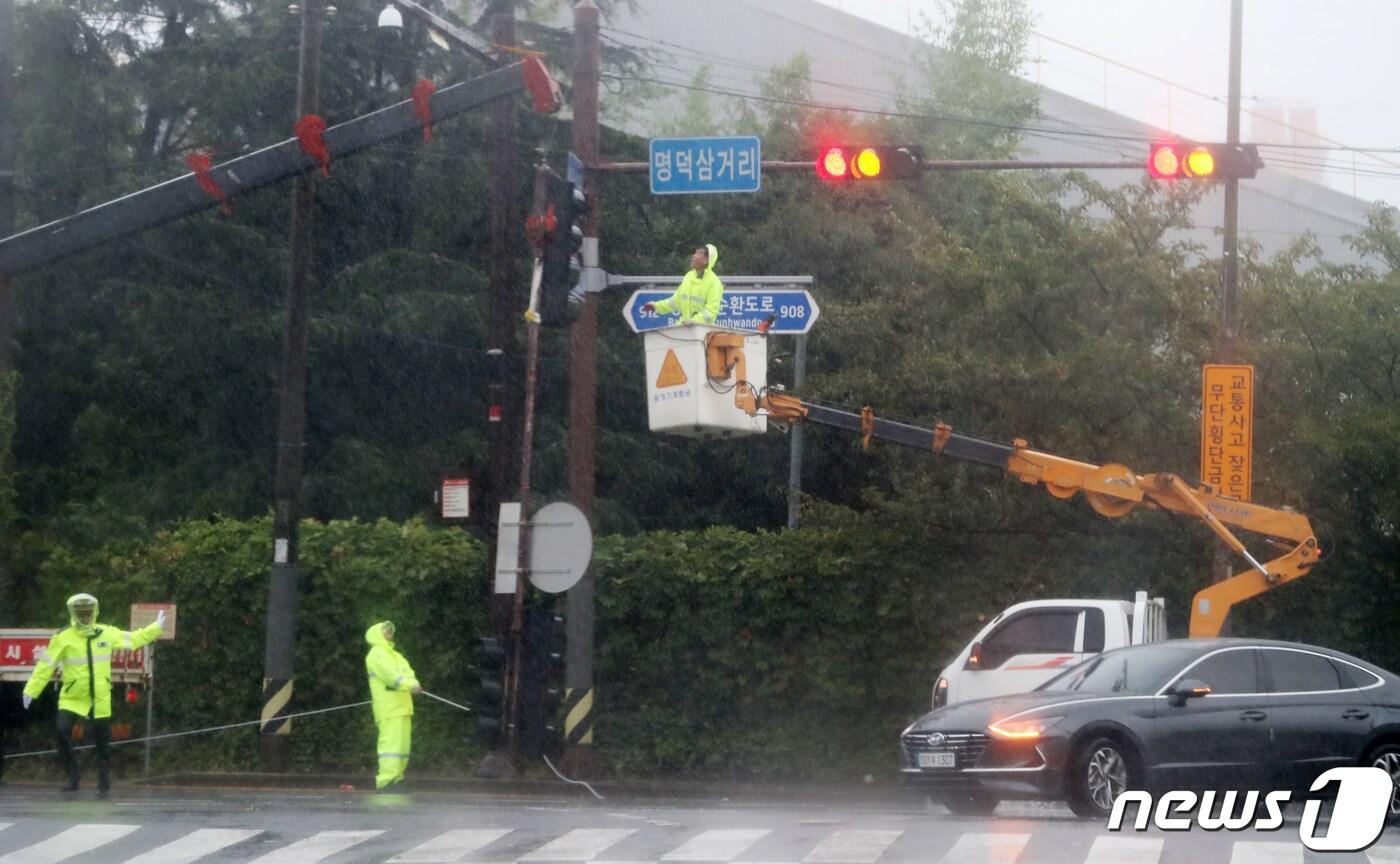본문 이미지 - 지난해 9월 제14호 태풍 '난마돌'로 인해 울산 동구 명덕삼거리의 신호등이 파손돼 경찰 등 관계자들이 안전조치를 하고 있다. 2022.9.19/뉴스1 ⓒ News1 윤일지 기자