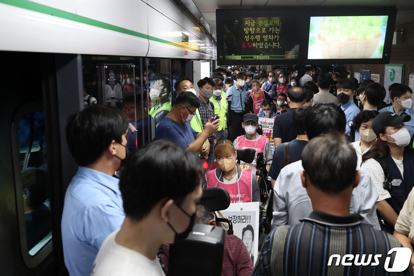 본문 이미지 - 전국장애인차별철폐연대 회원들이 19일 서울 중구 시청역에서 '김순석 열사 38주기, 공간의 자유를 찾아서' 출근길 선전전의 일환으로 열차에 탑승하기 위해 대기하고 있다. 2022.9.19/뉴스1 ⓒ News1 조태형 기자