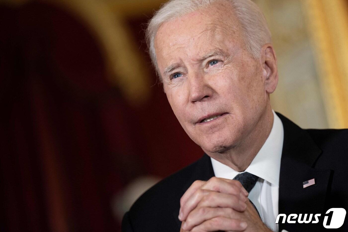 조 바이든 미국 대통령이 18일(현지시간) 런던 랭커스터 하우스을 찾아 엘리자베스 2세 영국 여왕의 조문록에 서명을 한 뒤 조의를 전하고 있다. ⓒ AFP=뉴스1 ⓒ News1 우동명 기자