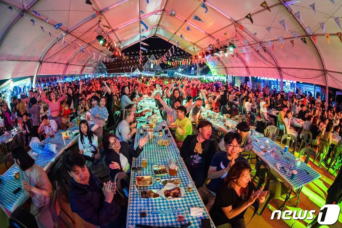 본문 이미지 - 독일마을 맥주축제(남해군 제공).