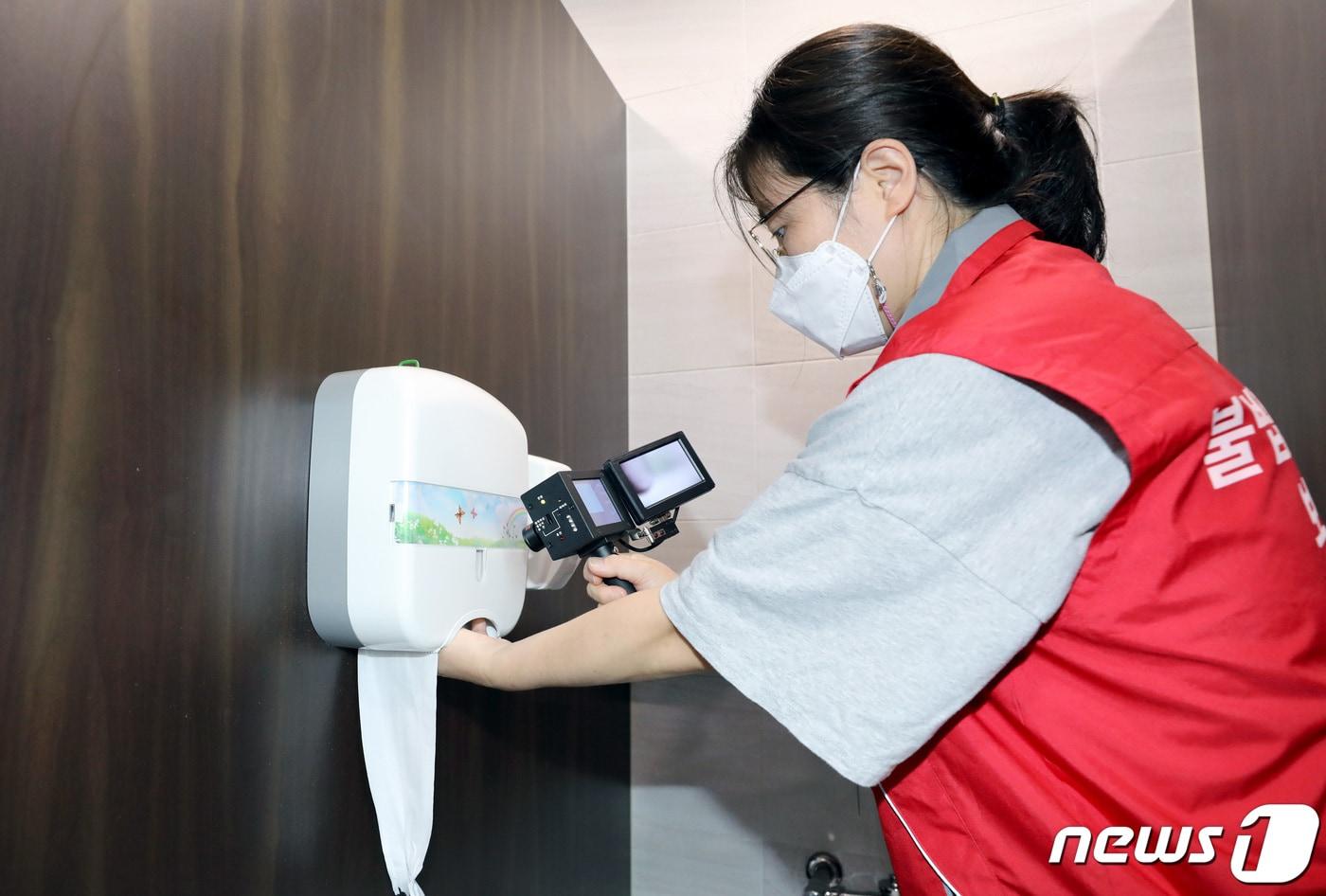본문 이미지 - 경기 부천시청 관계자들이 공중 화장실에서 불법촬영 카메라 점검을 하는 모습.(사진은 기사 내용과 무관함) / 뉴스1 ⓒ News1 정진욱 기자