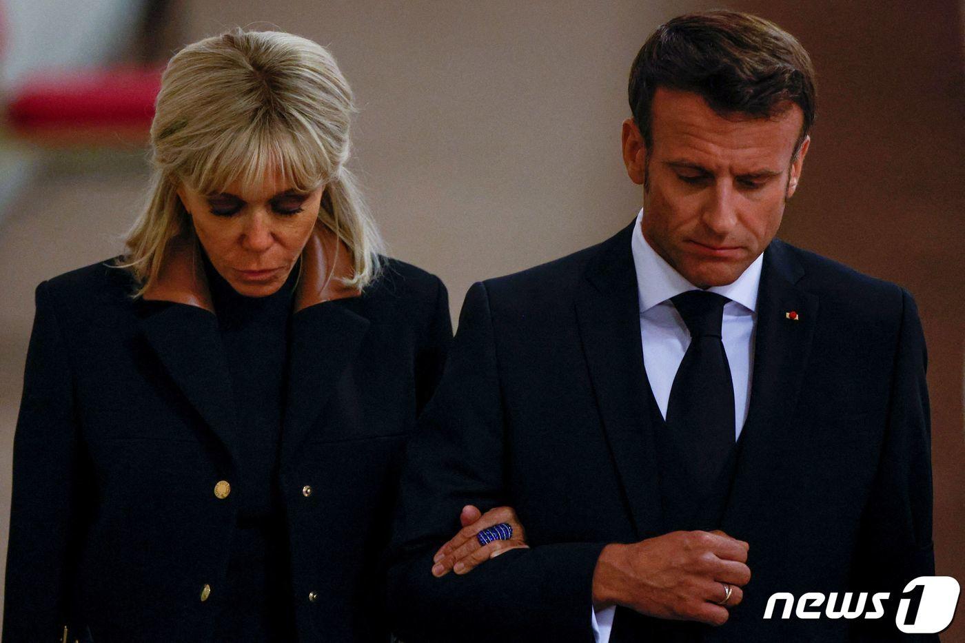 에마뉘엘 마크롱 프랑스 대통령과 부인 브리지트 여사가 18일(현지시간) 엘리자베스 2세 영국 여왕의 관이 안치된 런던 웨스트민스터 홀을 찾아 조의를 표하고 있다. ⓒ AFP=뉴스1 ⓒ News1 우동명 기자