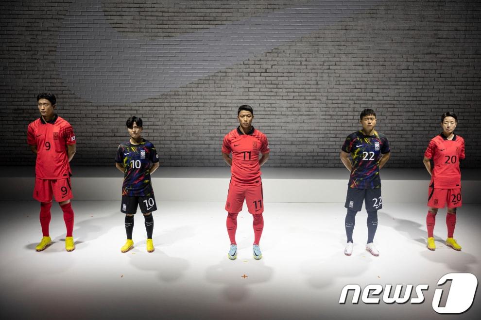본문 이미지 - 조규성(왼쪽부터), 지소연, 황희찬, 권창훈, 김혜리가 국가대표팀 유니폼을 입고 포즈를 취하고 있다. (나이키코리아 제공) 2022.9.19/뉴스1