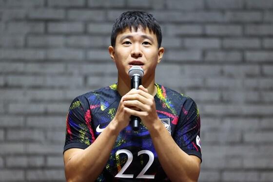 본문 이미지 - 남자 축구대표팀 권창훈이 19일 오전 서울 강남구 써클81에서 열린 2022 대한민국 축구 국가대표팀 유니폼 공개 행사에서 발언하고 있다. 이날 공개한 대표팀의 홈 유니폼은 도깨비에서 착안했다.  &#40;나이키코리아 제공&#41; 2022.9.19/뉴스1