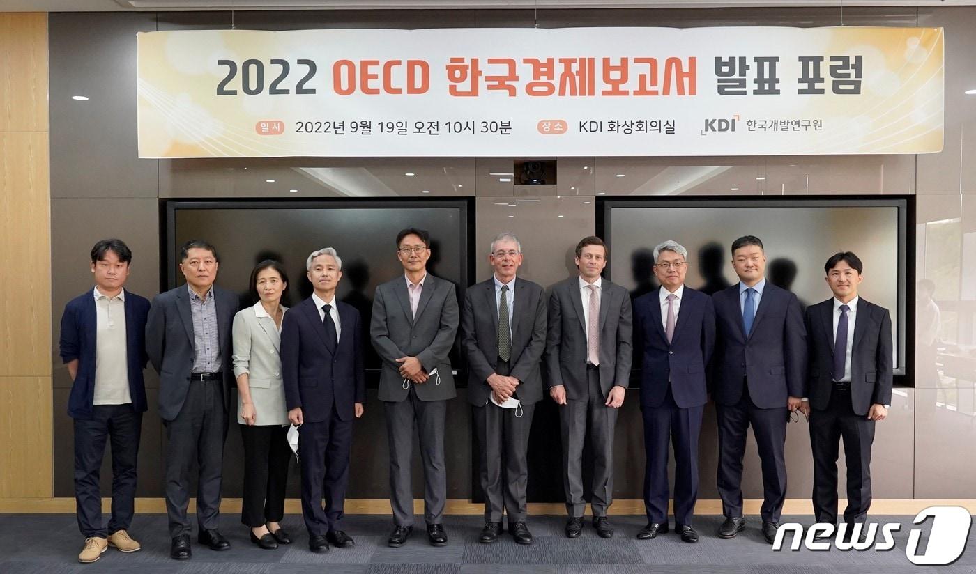 본문 이미지 - 한국개발연구원(KDI)이 19일 KDI 화상회의실에서 연 '2022 경제협력개발기구(OECD) 한국경제보고서 발표 포럼'에서 참석자들이 기념촬영을 하고 있다. 왼쪽부터 최현수 한국보건사회연구원 사회보장재정정책연구실장, 한상균 보건복지부 국제협력담당관, 정은미 산업연구원 성장동력상업연구본부장, 박용진 한국은행 정책연구부장, 이지호 기획재정부 민생경제정책관, 빈센트 코엔 OECD 경제검토국 부국장 직무대행, 욘 파렐리우센 OECD 한국/스웨덴 데스크헤드, 고영선 KDI 원장 직무대행, 정규철 KDI 경제전망실장, 한요셉 KDI 산업·시장정책연구부 연구위원(KDI 제공).