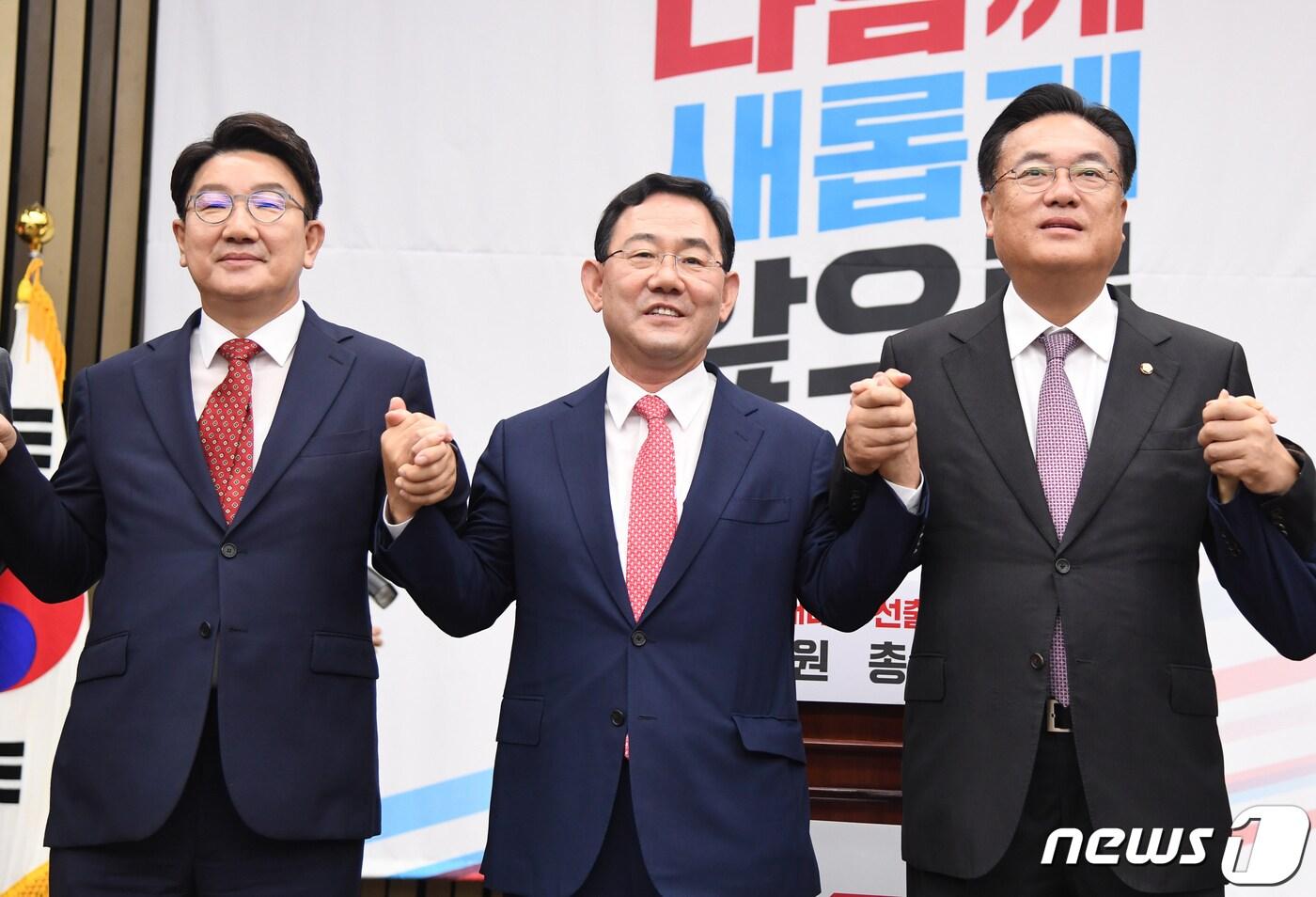 본문 이미지 - 국민의힘 신임 원내대표로 선출된 주호영 의원(가운데)이 19일 오전 서울 여의도 국회에서 열린 신임 원내대표 선출을 위한 의원총회에서 정진석 비대위원장(오른쪽), 권성동 원내대표 등 지도부와 기념 촬영을 하고 있다. (공동취재) 2022.9.19/뉴스1 ⓒ News1 유승관 기자