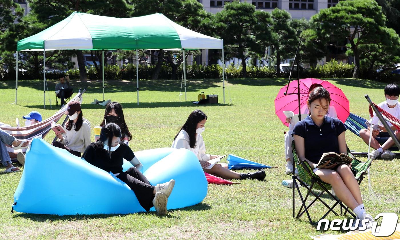 본문 이미지 - 서울 종로구 성균관대학교 인문사회과학 캠퍼스 잔디광장에서 열린 북피크닉 행사에 참여한 학생들이 독서를 하고 있다. 2022.9.19/뉴스1 ⓒ News1 이동해 기자