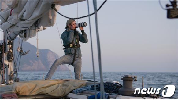 본문 이미지 - 해질 무렵 신안군 우이도 앞바다에서 작업중인 요나스 벤딕센(목포mbc 제공)/뉴스1