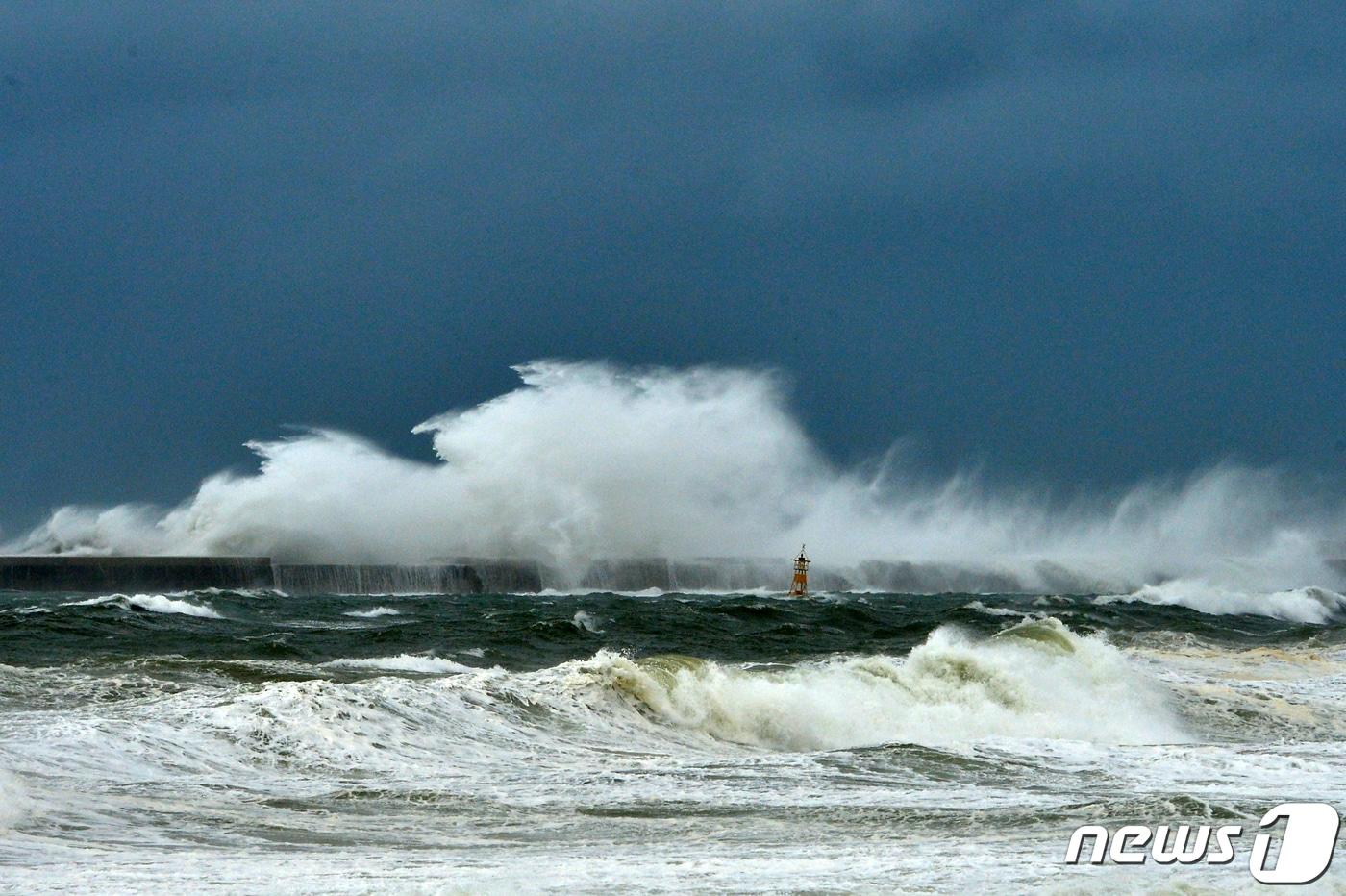 2일 오후 6시30분쯤 경북 울릉군 남동쪽 57㎞ 지점에서 독도를 출발해 울릉도를 향하던 소형 여객선이 파도로 유리창이 일부 파손됐고 승객 5명이 찰과상을 입었다. ⓒ News1 DB