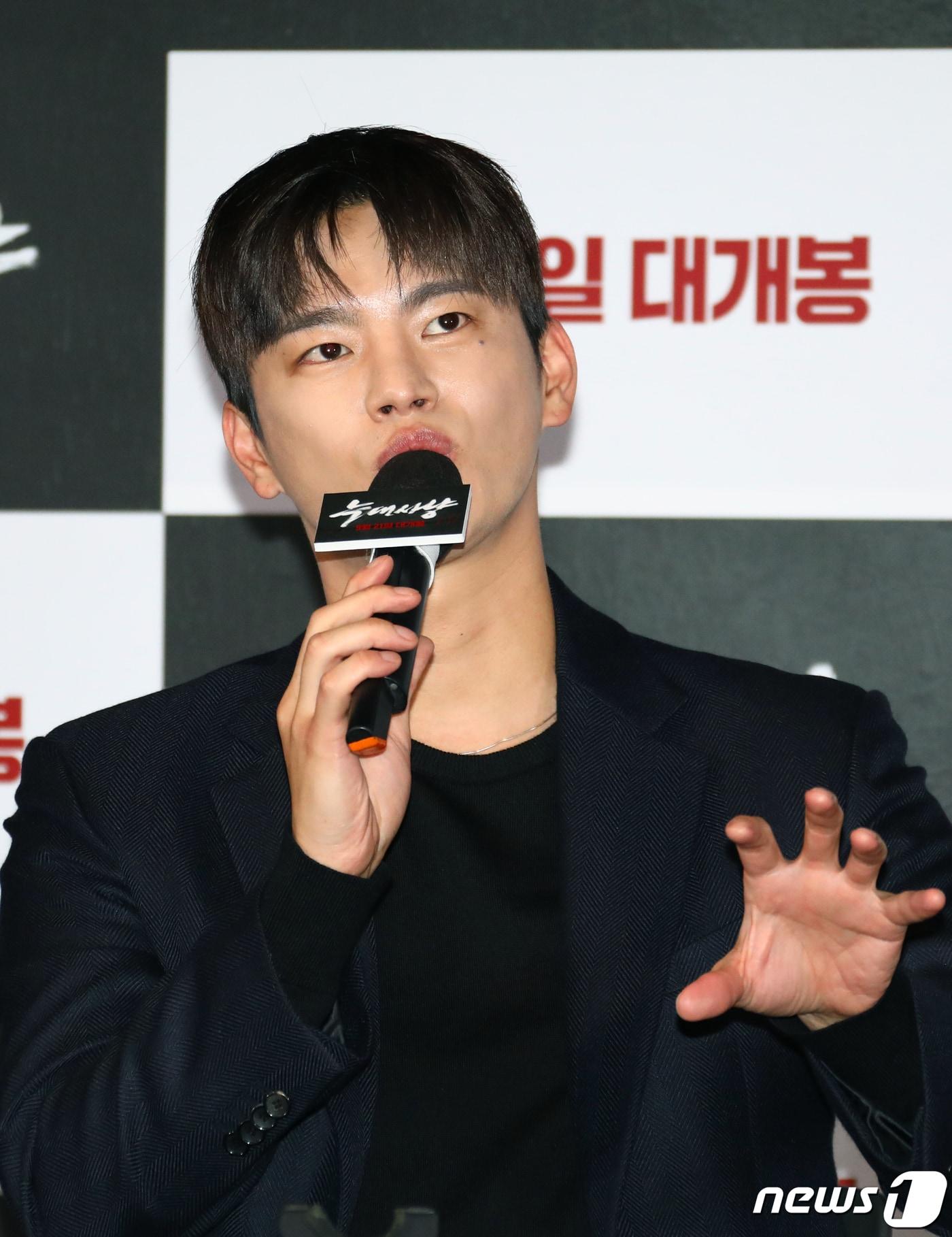 본문 이미지 - 배우 서인국이 19일 오후 서울 CGV용산아이파크몰에서 열린 영화 '늑대사냥'(감독 김홍선) 언론시사 및 기자간담회에서 인사말을 하고 있다. '늑대사냥'은 극악무도한 범죄자들을 태평양에서 한국까지 이송하는 바다 위 거대한 움직이는 교도소 내에서 일어난 반란으로 인해 극한의 생존 게임이 펼쳐지게 되면서 벌어지는 일을 그린 하이보일드 서바이벌 액션 영화다. 2022.9.19/뉴스1 ⓒ News1 권현진 기자