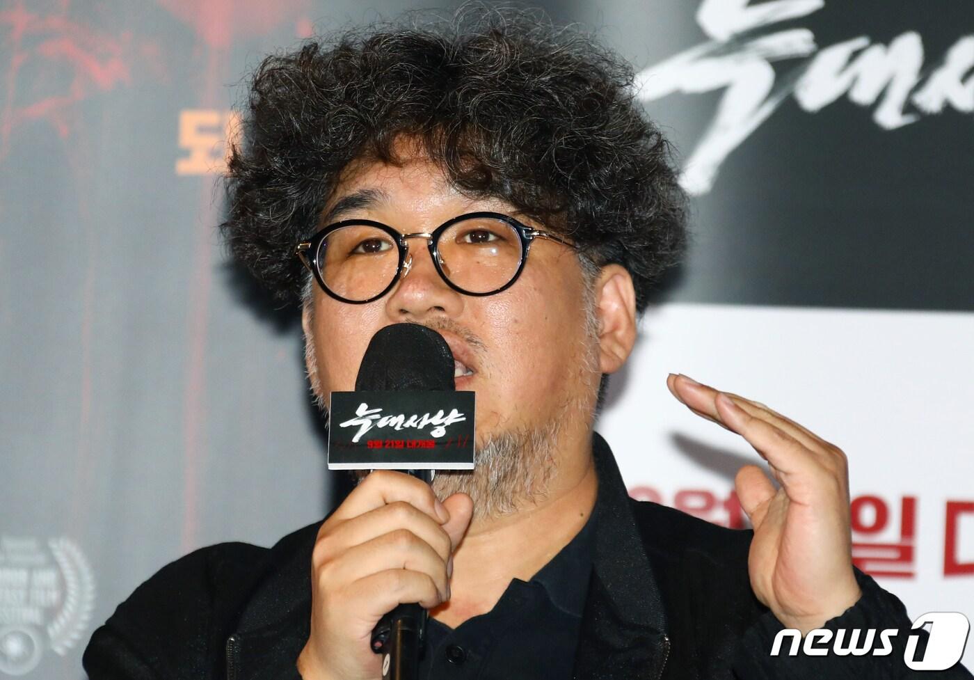 김홍선 감독이 19일 오후 서울 CGV용산아이파크몰에서 열린 영화 '늑대사냥'(감독 김홍선) 언론시사 및 기자간담회에서 인사말을 하고 있다. '늑대사냥'은 극악무도한 범죄자들을 태평양에서 한국까지 이송하는 바다 위 거대한 움직이는 교도소 내에서 일어난 반란으로 인해 극한의 생존 게임이 펼쳐지게 되면서 벌어지는 일을 그린 하이보일드 서바이벌 액션 영화다. 2022.9.19/뉴스1 ⓒ News1 권현진 기자