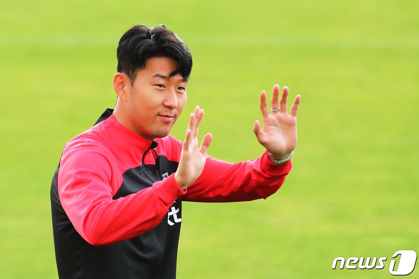 대한민국 축구대표팀 손흥민이 19일 오후 경기 파주 국가대표 트레이닝센터(NFC)에서 열린 오픈트레이닝에서 팬들을 향해 인사하고 있다. 파울루 벤투 감독이 이끄는 대한민국 축구대표팀은 오는 23일 고양종합운동장에서 코스타리카와 맞대결을 펼친 뒤, 27일 서울월드컵경기장에서 카메룬을 상대한다. 2022.9.19/뉴스1 ⓒ News1 이광호 기자