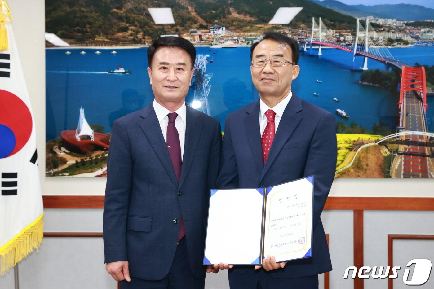 박동식 사천시장(왼쪽)이 사천문화예술재단 신임 김병태 대표이사(오른쪽)에게 임명장을 전달하고 기념촬영을 하고 있다(사천시 제공). 2022.9.1