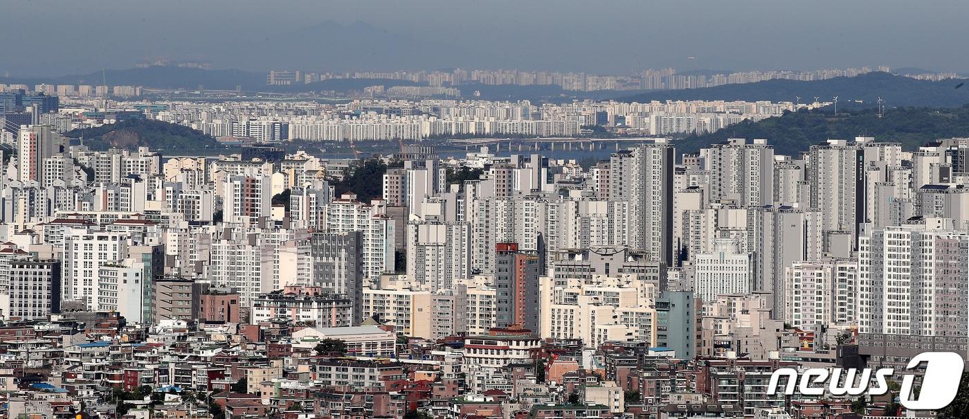 본문 이미지 - 서울 남산에서 바라본 서울 시내 아파트와 주택가 모습. 2022.9.2/뉴스1 ⓒ News1 박지혜 기자