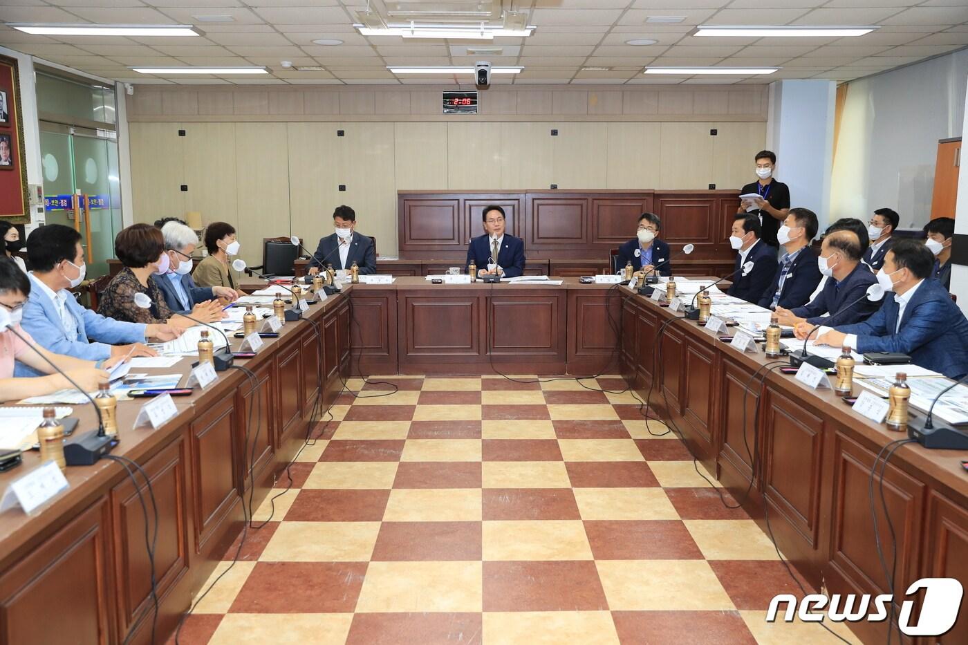 전북 고창군은 1일 오후 군청 2층 상황실에서 2022년 축산악취 개선사업 추진상황 보고회를 개최했다. (고창군 제공)2022.09.01/뉴스1   