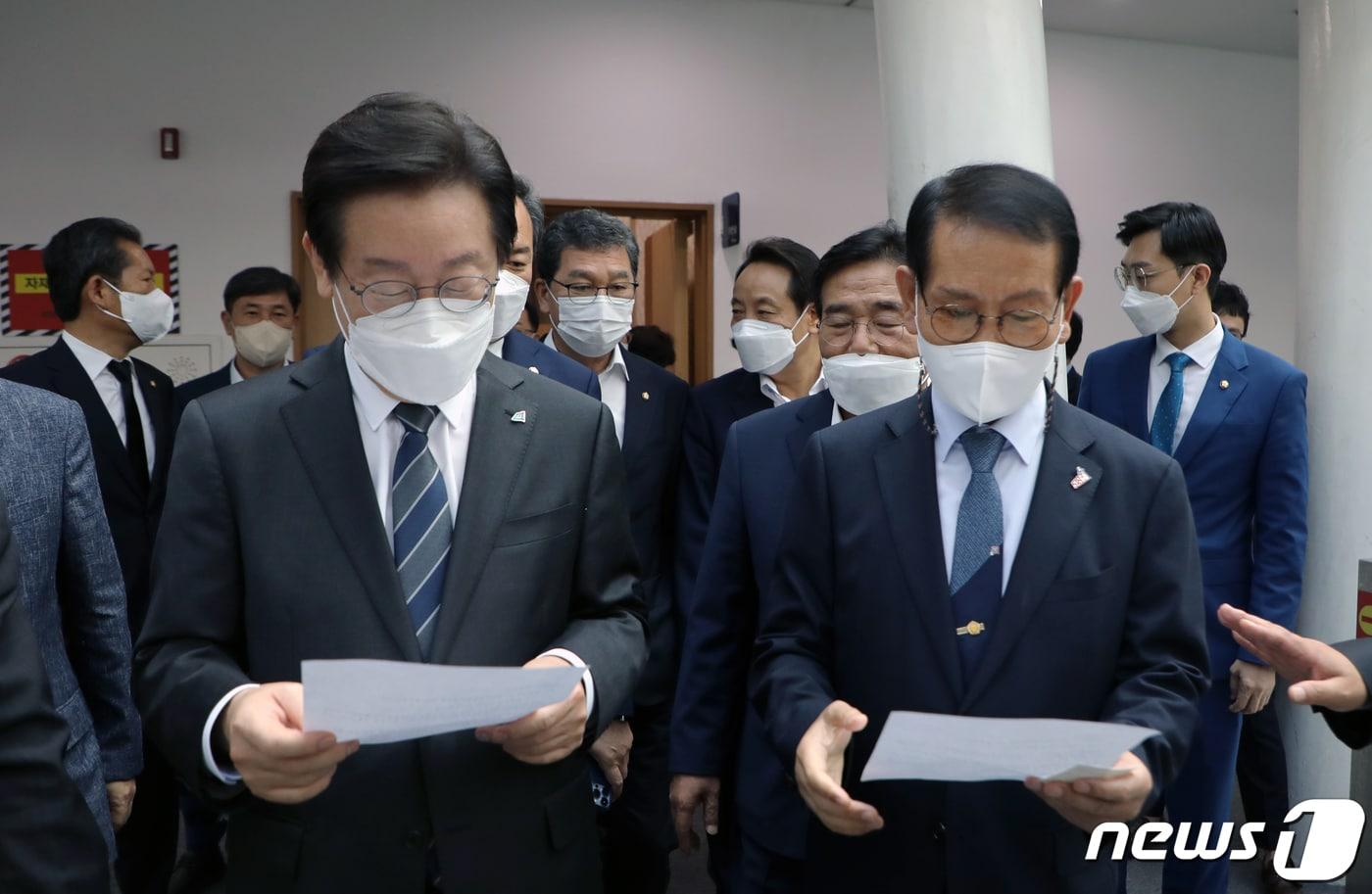 이재명 더불어민주당 당 대표가 2일 광주 서구 김대중컨벤션센터에서 열린 광주 현장 최고위원회의에 앞서 황일봉 공법단체 5·18부상자회장으로부터 건의문을 전달받고 있다. 2022.9.2/뉴스1 ⓒ News1 이수민 기자