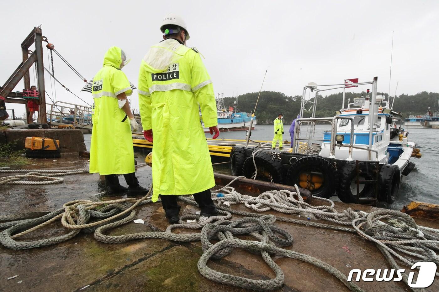 본문 이미지 - 제11호 태풍 '힌남노'가 북상 중인 2일 오전 제주 서귀포항에서 서귀포해경이 연안구조정 계류장을 육상으로 이동시킬 준비를 하고 있다. 2022.9.2/뉴스1 ⓒ News1 오현지 기자