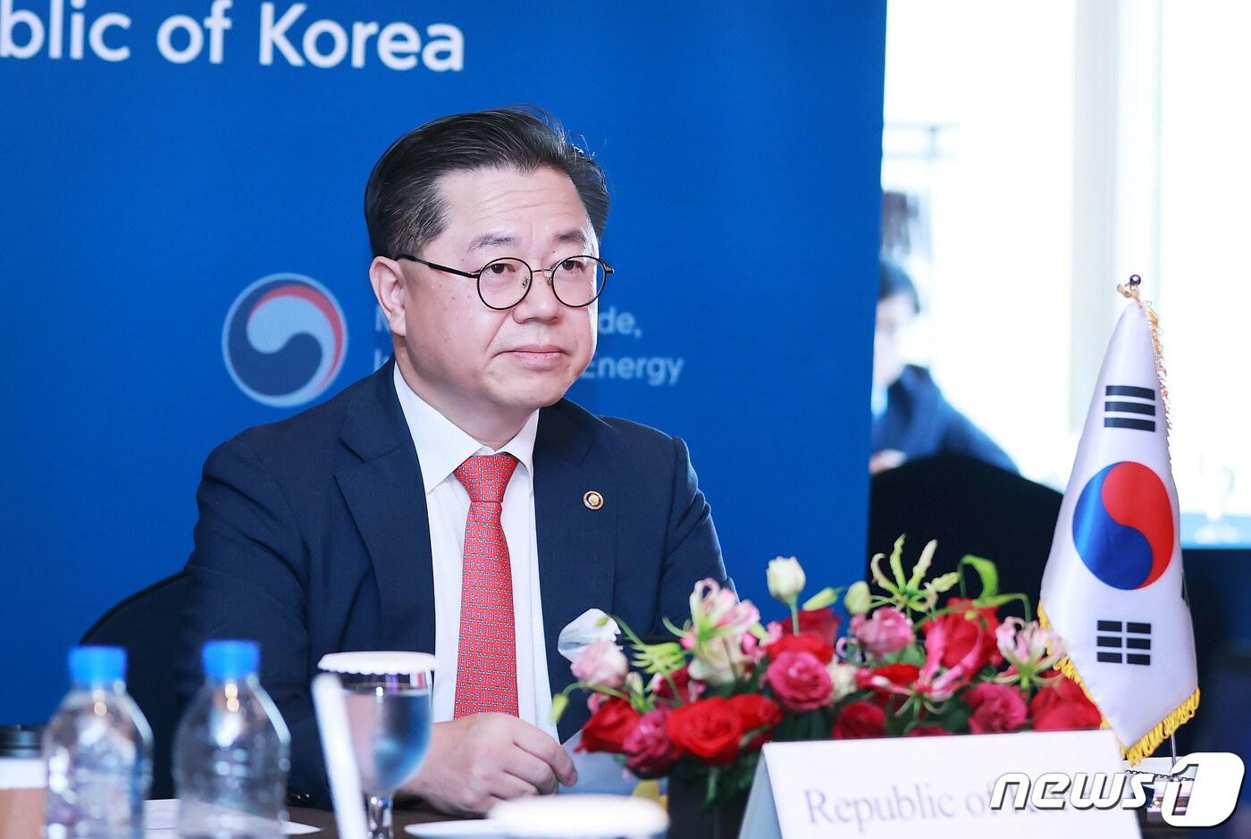 본문 이미지 - 박일준 산업통상자원부 2차관이 2일 오전 서울 중구 소공동 롯데호텔에서 열린 G20 에너지장관회의에 화상으로 참석하고 있다. (산업통상자원부 제공) 2022.9.2/뉴스1