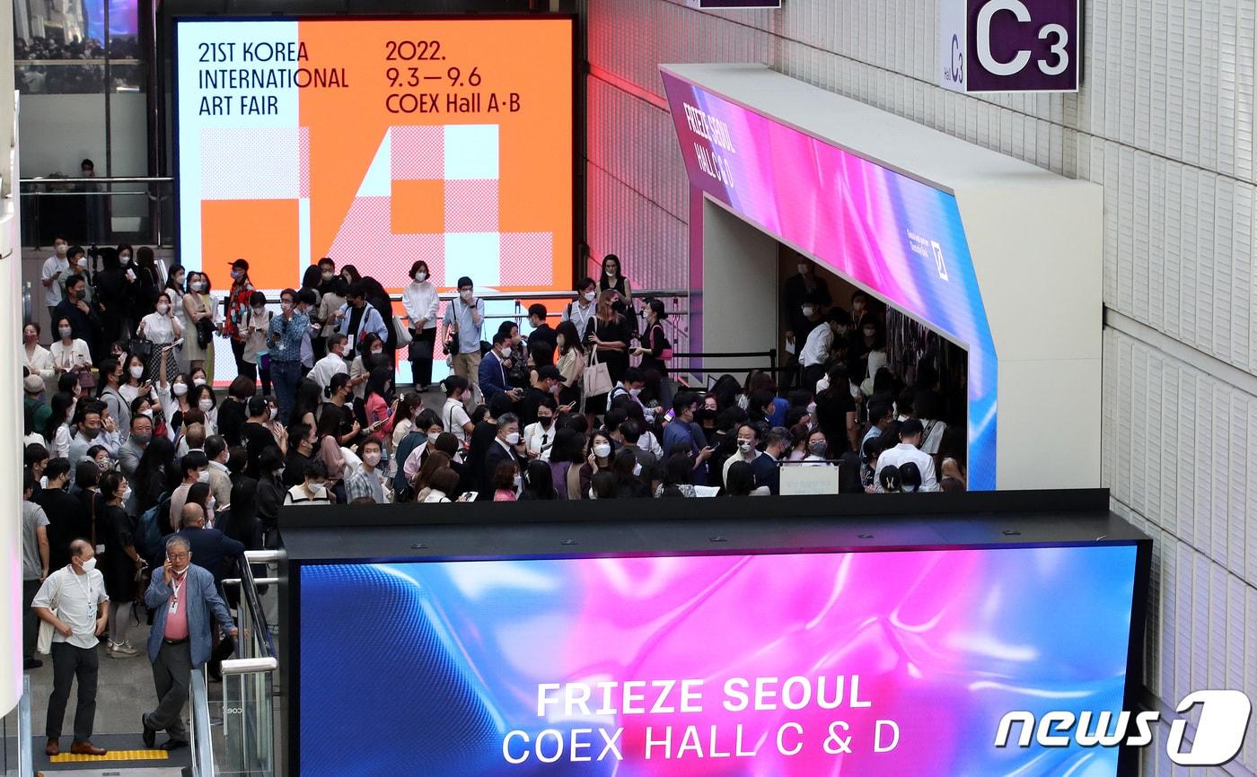 본문 이미지 - 2일 오후 서울 코엑스에서 열린 '프리즈 서울' 과 '키아프 서울' 전시장에 관람객들이 모여들고 있다. 2022.9.2/뉴스1 ⓒ News1 박지혜 기자