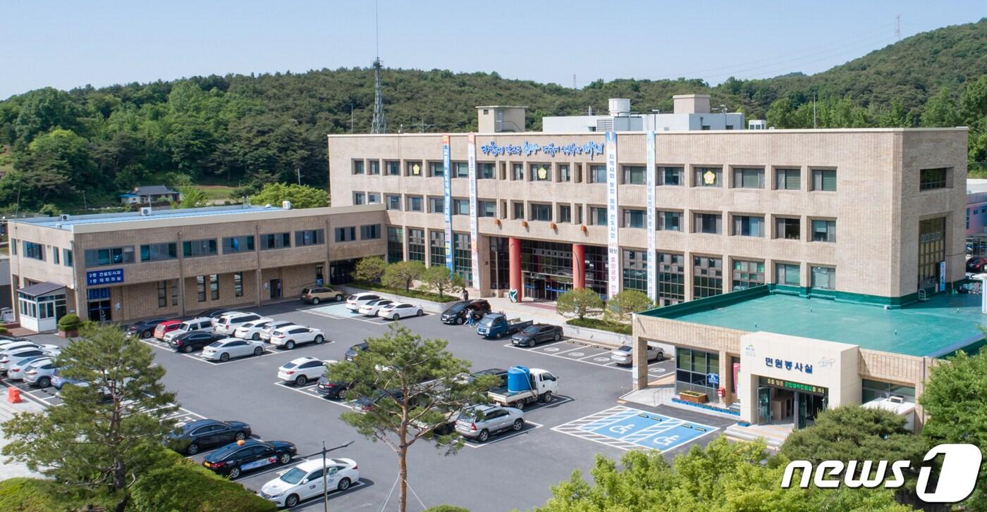  청양군이 18세 이상 성인 중 백신을 한차례도 맞지 않은 군민을 대상으로 토종 코로나19 백신 ‘스카이코비원’ 예방접종을 5일부터 실시한다.&#40;청양군청 전경&#41;