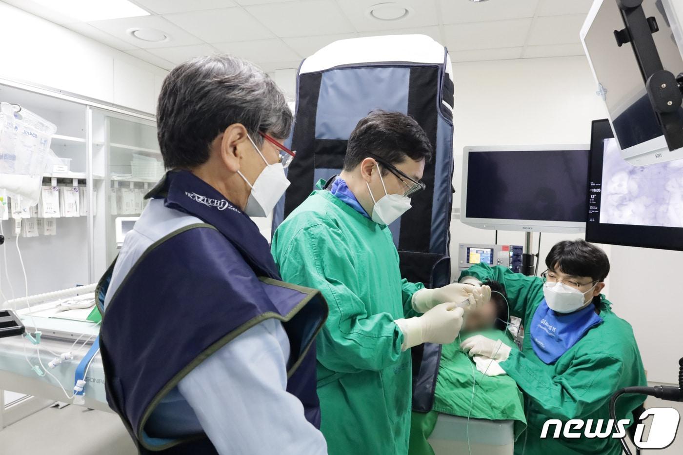 창원한마음병원 간·담도·췌장센터 김명환 교수(왼쪽)와 황준성 교수(가운데)가 진료를 보고 있다.(창원한마음병원 제공)