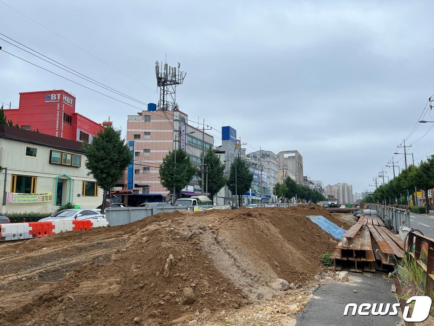 본문 이미지 - 1일 오후 광주 동구 지산동 광주지방법원 인근에서 도시철도 2호선 공사가 진행되고 있다. 사진은 공사 현장에 흙이 쌓여있는 모습 2022.9.2/뉴스1