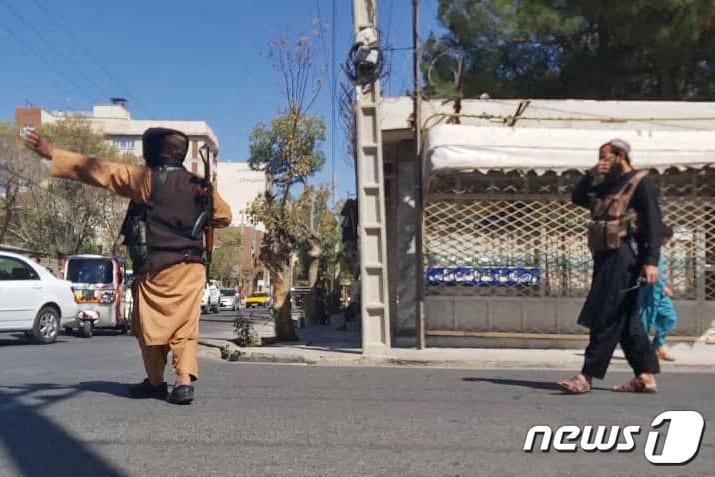 본문 이미지 - 2일&#40;현지시간&#41; 아프가니스탄 헤라트시 가자르가 모스크에서 금요 정오 예배 중에 폭탄 테러가 발생해 탈레반군이 도로를 통제하고 있다. 2022.09.08 ⓒ AFP=뉴스1 ⓒ News1 정윤미 기자