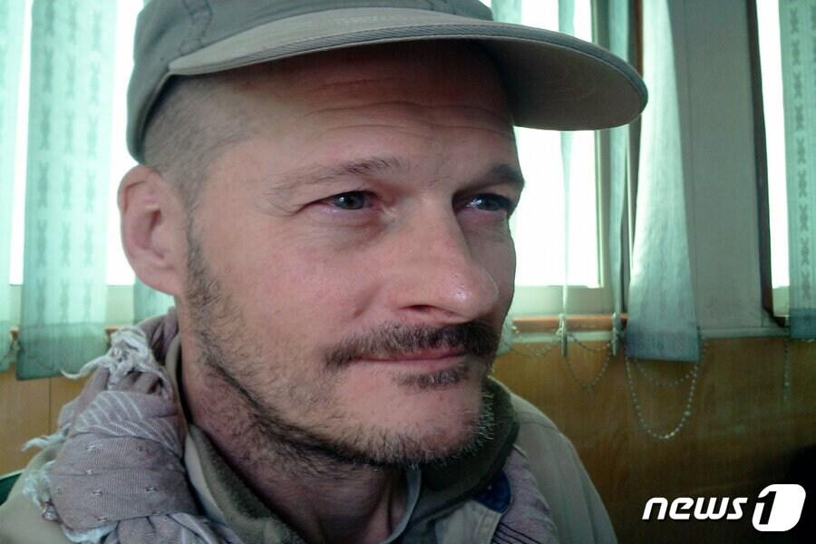 본문 이미지 - 아프가니스탄에서 2년 이상 구금됐다가 석방된 미 해군 참전용사 마크 프레릭스&#40;트위터 갈무리&#41;