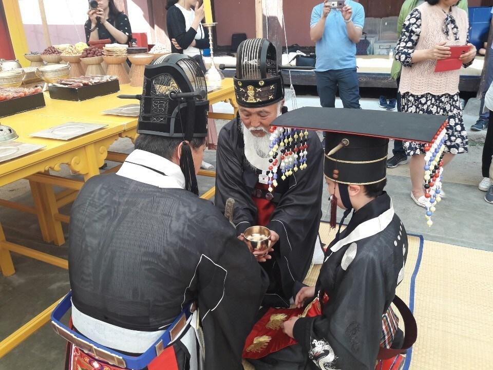 본문 이미지 - 2019년 열린 '종묘대제 제수진설 체험행사' (궁능유적본부 제공)