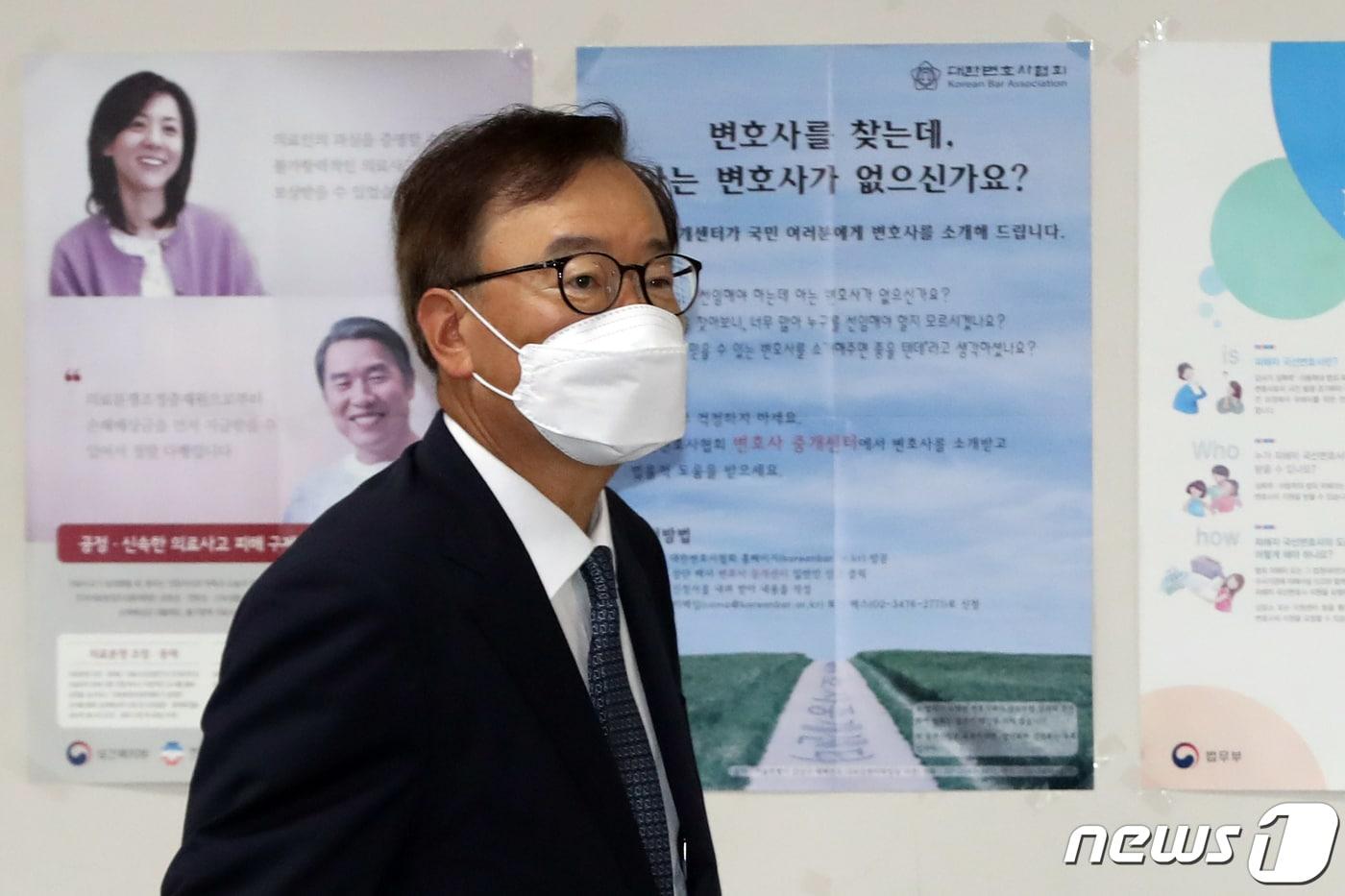 본문 이미지 - 한미정상 통화유출 혐의를 받는 강효상 전 국회의원(당시 미래통합당 국회의원)이 20일 오전 서울 서초구 중앙지방법원에서 열린 외교상기밀누설등 선고공판에 출석하고 있다. 2022.9.20/뉴스1 ⓒ News1 황기선 기자