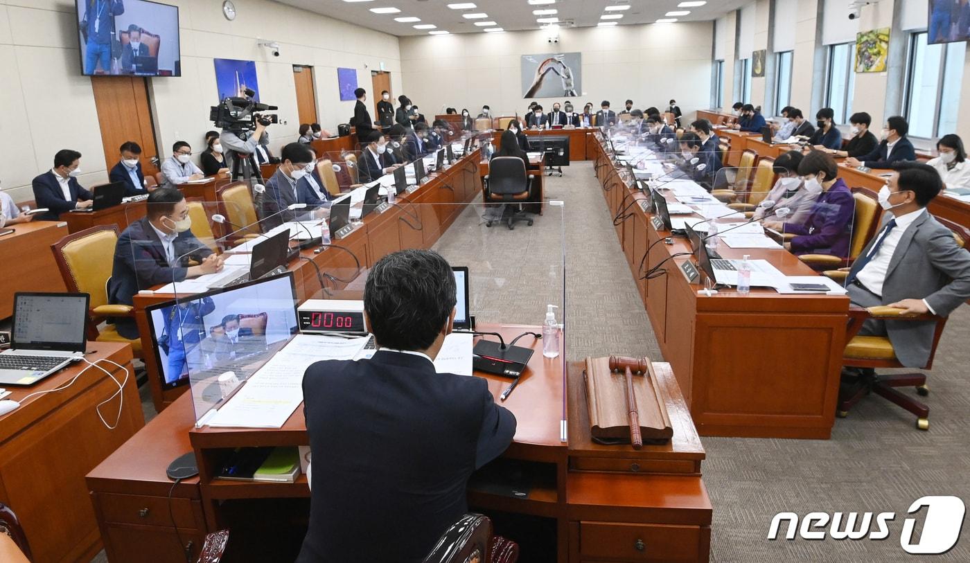 본문 이미지 - 정청래 국회 과학기술정보방송통신위원장이 지난 20일 서울 여의도 국회에서 과학기술정보방송통신위원회 전체회의를 주재하고 있다. (공동취재) 2022.9.20/뉴스1 ⓒ News1 유승관 기자