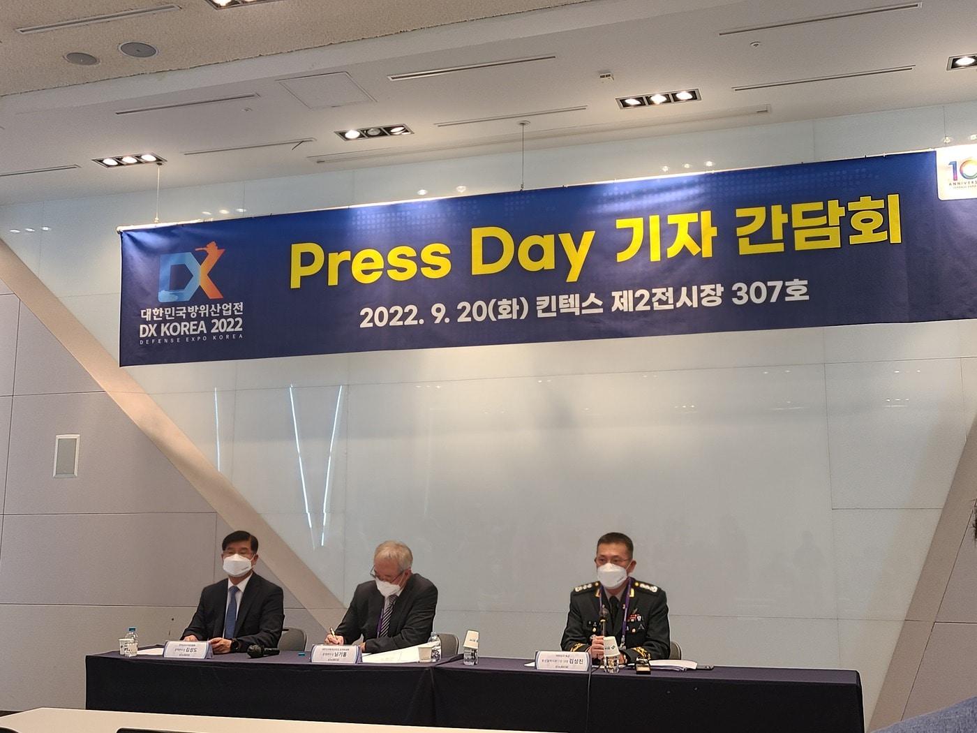 본문 이미지 - 20일 경기 고양시 소재 킨텍스에서 2022 대한민국방위산업전 개최 기자 간담회가 열리고 있다. 왼쪽부터 김성도 한국군수산업연합회 정책본부장, 남기홍 대한민국방위산업전 조직위원회 운영위원장, 김성진 육군본부 방산협력지원단장.