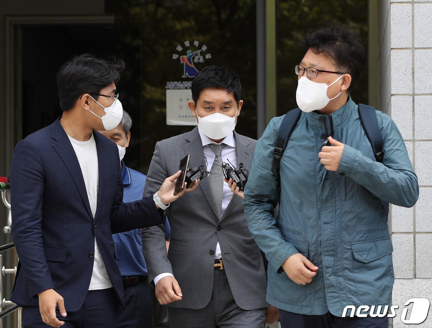 본문 이미지 - '라임자산운용(라임) 사태'의 핵심 인물인 김봉현 전 스타모빌리티 회장이 20일 오후 서울 양천구 서울남부지방법원에서 열린 구속 전 피의자 심문(영장실질심사)를 마친 후 법정을 나서고 있다. 김 전 회장은 2017~2018년 비상장주식을 판매하겠다며 피해자 350여명으로부터 약 90억원을 가로챈 혐의를 받고 있다. 남부지법은 당초 16일 영장실질심사를 할 예정이었지만 김 전 회장이 출석하지 않아 무산됐으며 이날 검찰은 김 전 회장을 자택에서 강제 구인했다. 2022.9.20/뉴스1 ⓒ News1 신웅수 기자