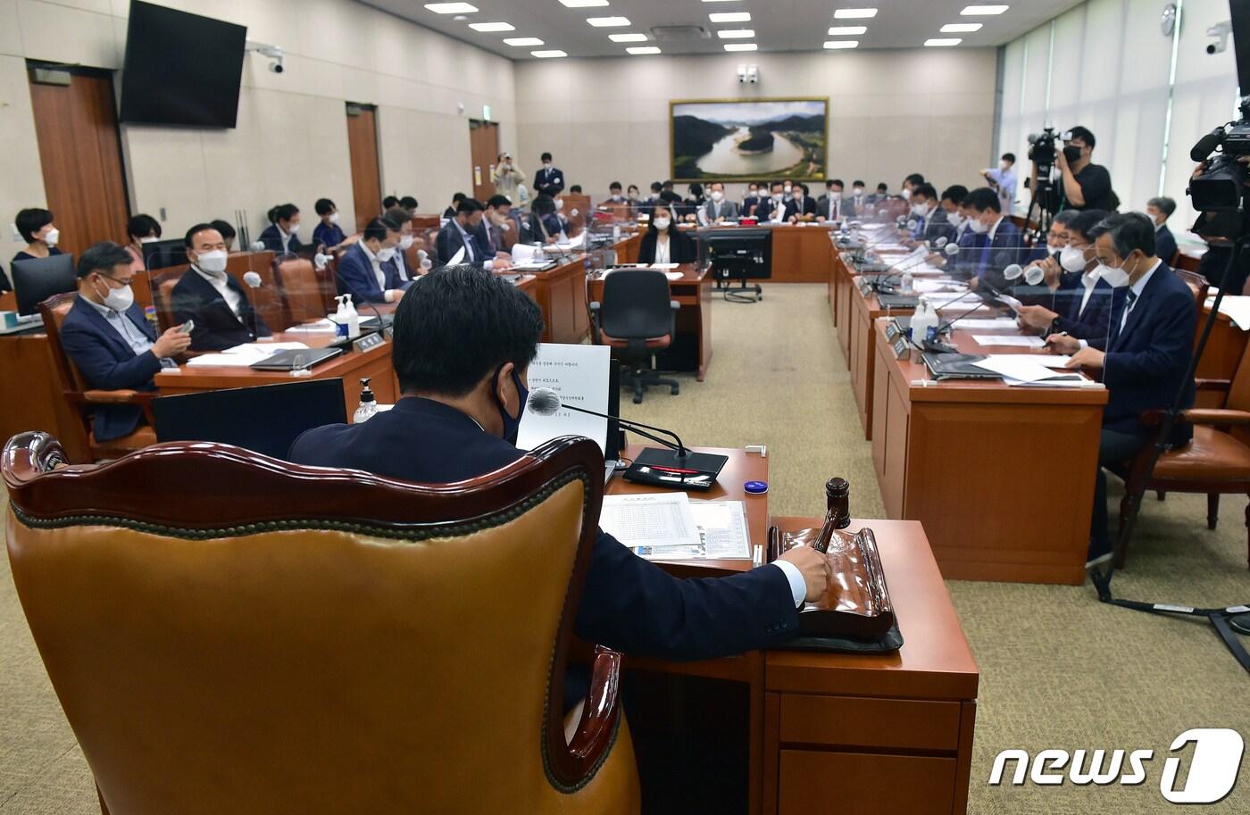 본문 이미지 - 소병훈 국회 농림축산식품해양수산위원장이 20일 서울 여의도 국회에서 열린 농림축산식품해양수산위원회 전체회의에서 의사봉을 두드리고 있다. (공동취재) 2022.9.20/뉴스1 ⓒ News1 유승관 기자
