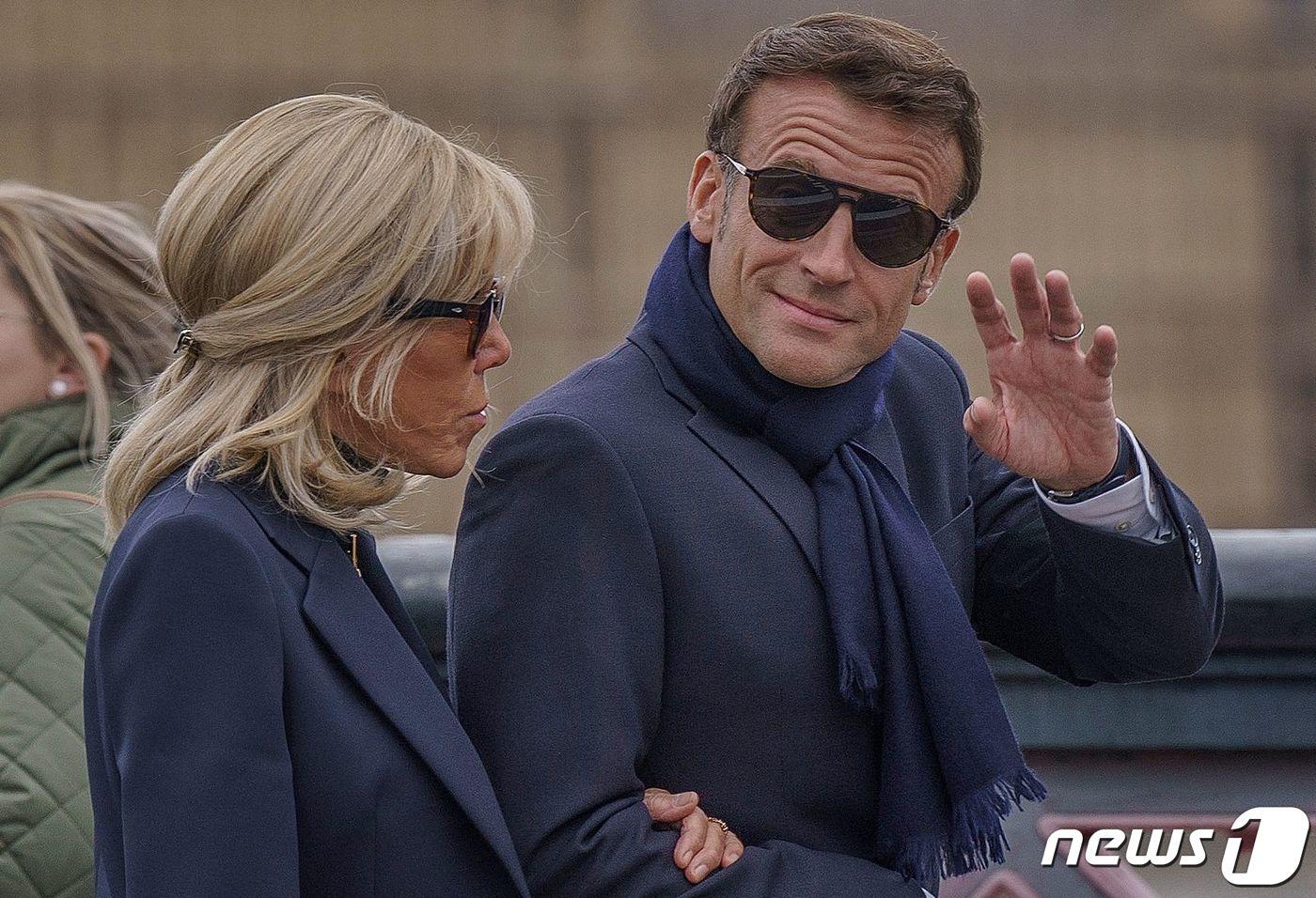 엘리자베스 2세 영국 여왕의 장례식 참석을 위해 하루 전날 런던을 찾은 에마뉘엘 마크롱 프랑스 대통령과 브리짓 마크롱 여사는 고가의 캐주얼한 차림으로 '관광 왔냐'는 비난을 샀다. 2022. 9. 18. ⓒ AFP=뉴스1 ⓒ News1 최서윤 기자