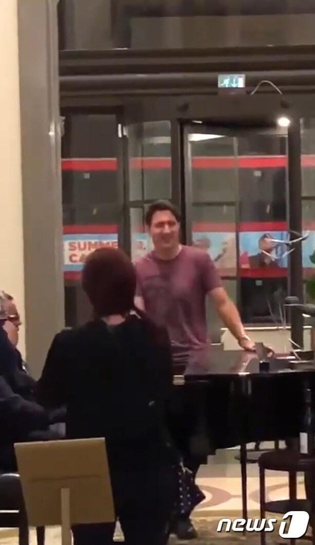 본문 이미지 - 쥐스탱 트뤼도 캐나다 총리가 고(故) 엘리자베스 2세 여왕 장례식에 참석하기 위해 영국 런던에 방문한 당시, 록그룹 퀸(Queen)의 노래를 불러 화제가 되고 있다. 트위터 갈무리