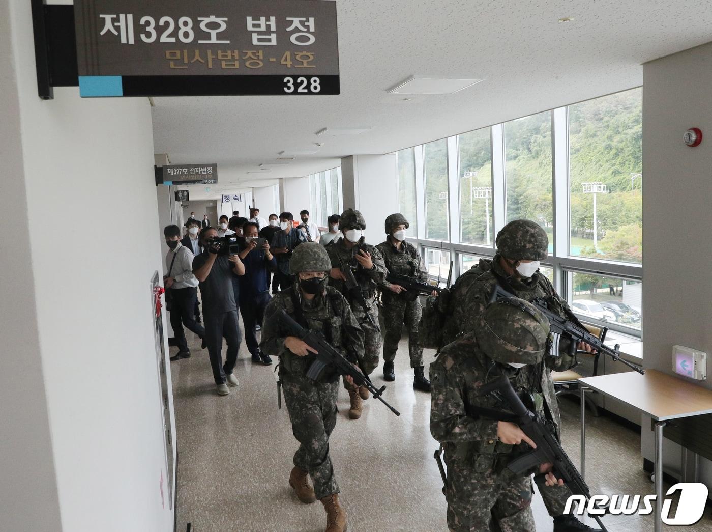 본문 이미지 - 20일 낮 12시28분쯤 충북 청주지방법원에 폭발물을 설치했다는 신고가 접수돼 군 당국이 수색을 하고 있다. 2022.9.20/뉴스1 ⓒ News1 김용빈 기자