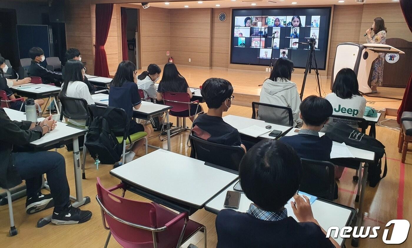 본문 이미지 - 충북국제교육원은 지난 15일과 20일 2회에 걸쳐 본원 세계시민교육부에서 영어영재학급 국제문화교류 활동을 진행했다.(충북교육청 제공) / 뉴스1