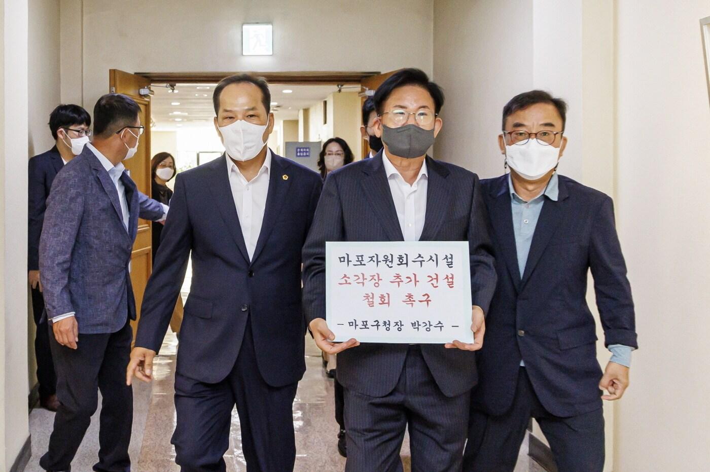 박강수 마포구청장이 20일 서울시의회를 찾아 신규 소각장 건립 관련 항의 서한을 전달했다(마포구 제공).